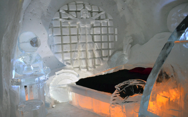 Space Bedroom - Hôtel de Glace :: A Night of Ice in Québec City :: I've Been Bit! A Travel Blog