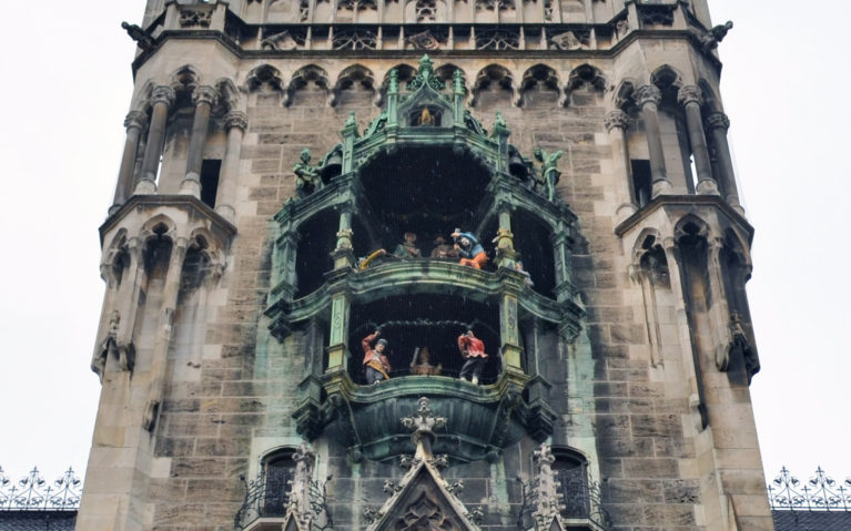 The Rathaus Glockenspiel in Marienplatz :: I've Been Bit! A Travel Blog