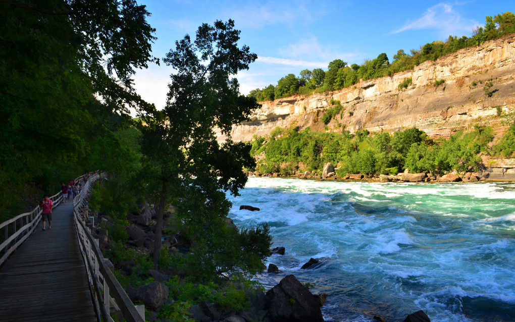 Walking Along Niagara Parks' White Water Walk :: I've Been Bit! A Travel Blog