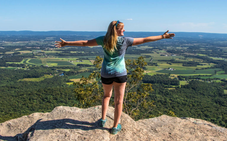 Lindsay Standing at the Edge of the Lookout on the Flat Rock Trail :: I've Been Bit! Travel Blog