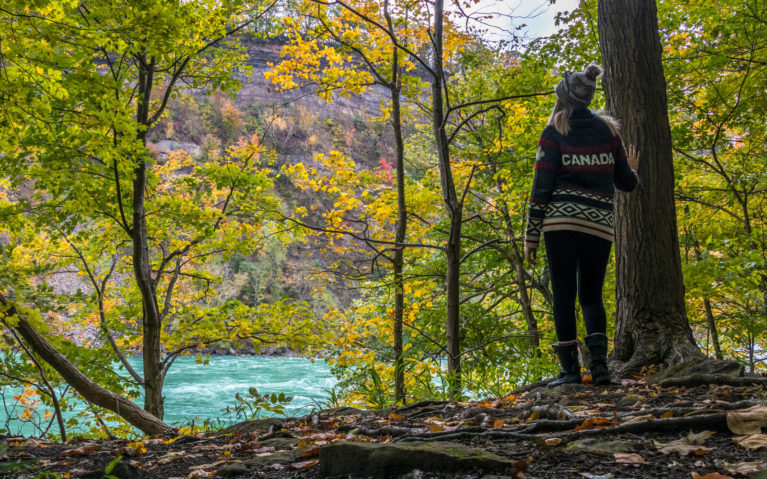 Lindsay Hiking the Niagara Glen in Ontario in the Fall :: I've Been Bit! Travel Blog