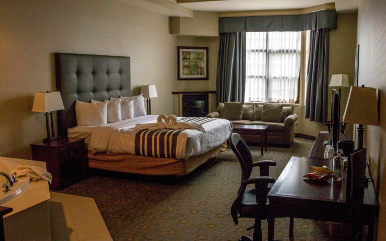 Whirlpool King Suite at the Best Western Hotel Brantford :: I've Been Bit! Travel Blog