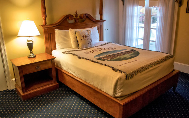 Room Inside The Mimslyn Inn :: I've Been Bit! Travel Blog