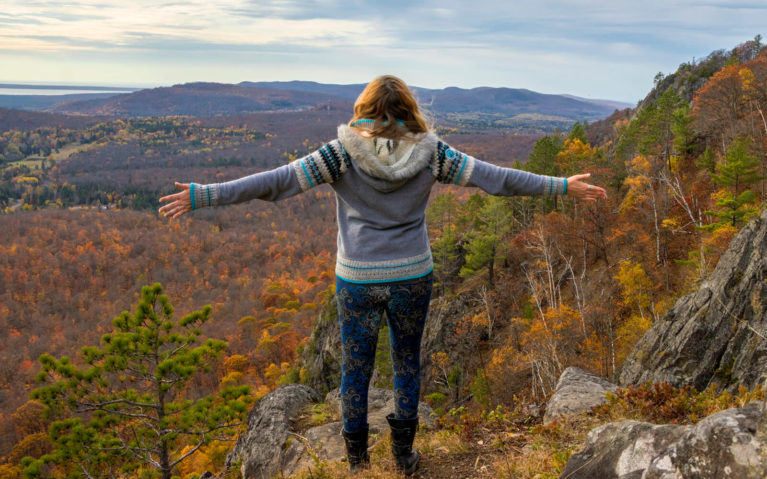 Lindsay with her Arms Spread At the Top of the Robertson Cliffs Trail :: I've Been Bit! Travel Blog