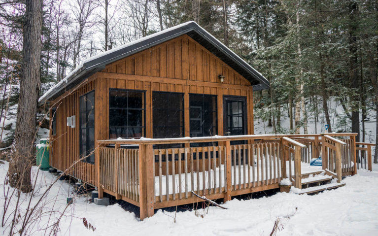 Shot of the Exterior of a Cabin in Killarney PP in Winter :: I've Been Bit! Travel Blog