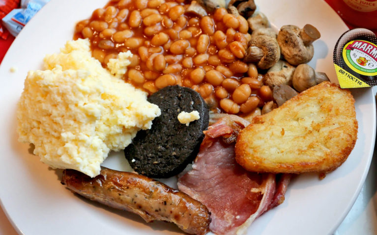 English Breakfast: Eggs, Sausage, Bacon, Beans, Potatoes, Mushrooms and Blood Pudding :: I've Been Bit! Travel Blog