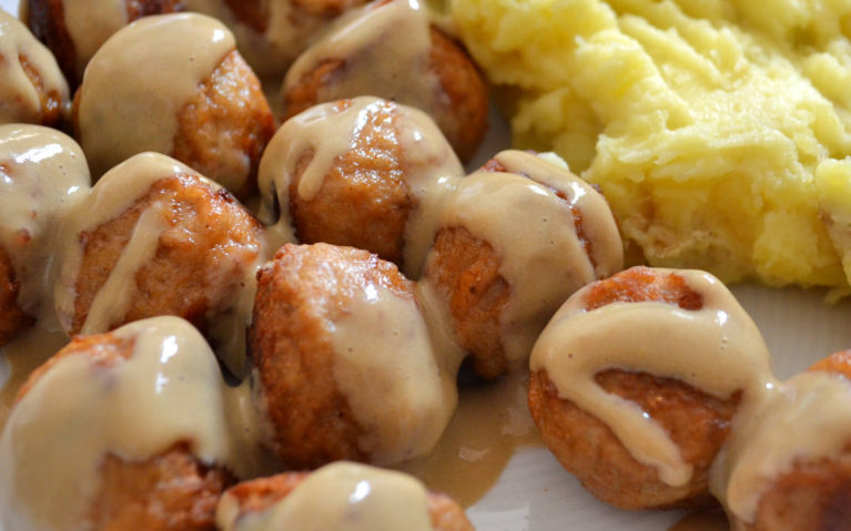 Swedish Meatballs with Gravy and Mashed Potatoes :: I've Been Bit! Travel Blog