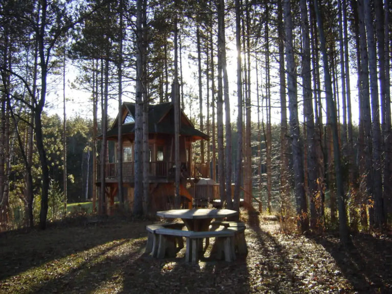 Treehouse in Port Perry From Afar - Image From Airbnb :: I've Been Bit! Travel Blog