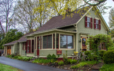 View from the Road of the Sugar Maple Trailside Inn Bed and Breakfast Northampton MA :: I've Been Bit! Travel Blog