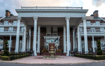 View of the Front of the Mimslyn Inn in Luray Virginia :: I've Been Bit! Travel Blog