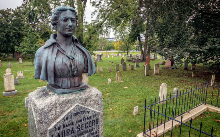 Bust of Laura Secord at the Drummond Hill Cemetery :: I've Been Bit! Travel Blog