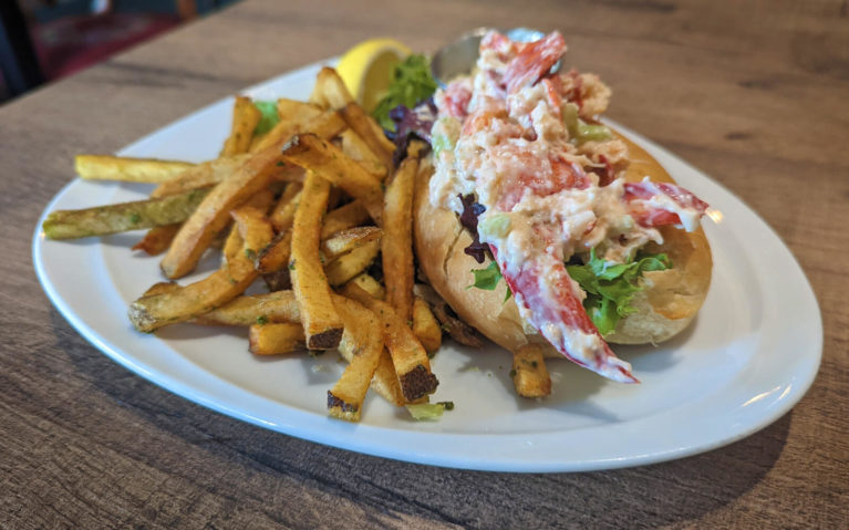 Lobster Roll at the Old English Pub in Gananoque :: I've Been Bit! Travel Blog