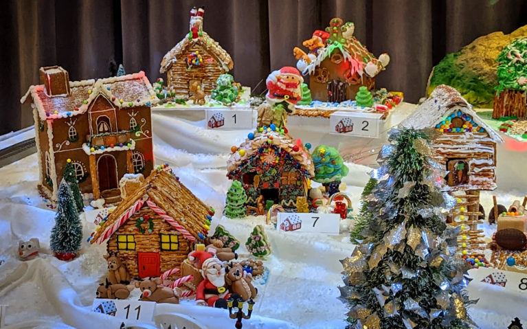 Gingerbread Houses at the Chelsea Hotel Toronto :: I've Been Bit! Travel Blog