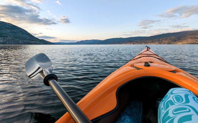 Paddling Okanagan Lake at Sunset :: I've Been Bit! Travel Blog