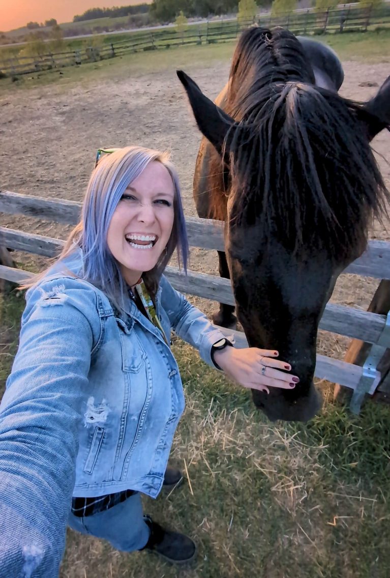 Lindz Petting One of the Ranch's Horses :: I've Been Bit! Travel Blog