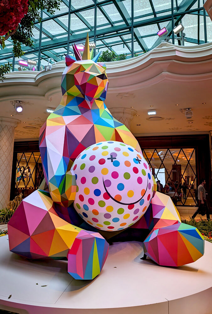 Origami Bear Sculpture Inside The Palazzo Shops in Las Vegas :: I've Been Bit! Travel Blog