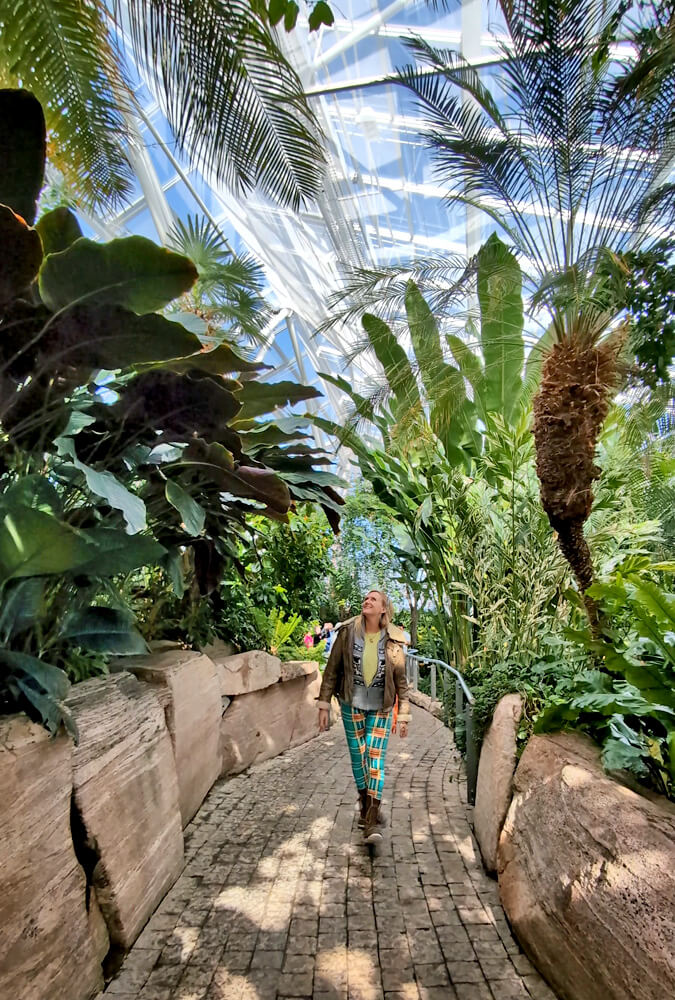Lindsay Walking Through the Niagara Parks Butterfly Conservatory :: I've Been Bit! Travel Blog