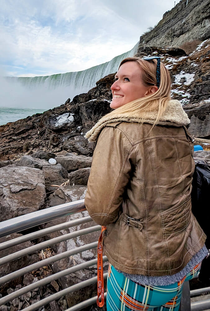 Lindsay Looking at the Horseshoe Falls from the Niagara Parks Power Station Observation Deck :: I've Been Bit! Travel Blog