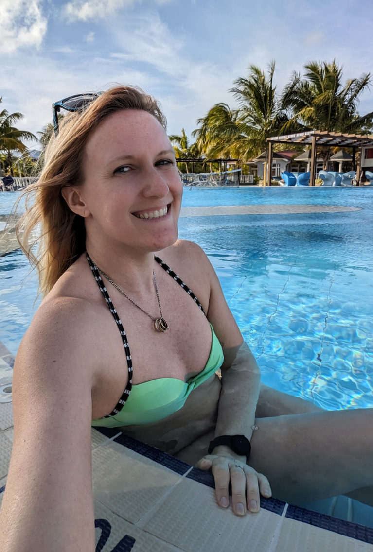 Lindz Sitting in the Pool at the Memories Caribe Resort :: I've Been Bit! Travel Blog