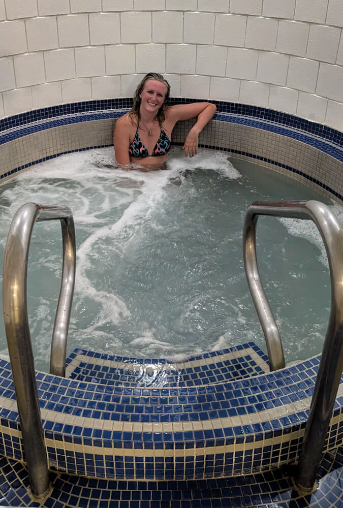 Lindz in the Hot Tub at the Best Western :: I've Been Bit! Travel Blog