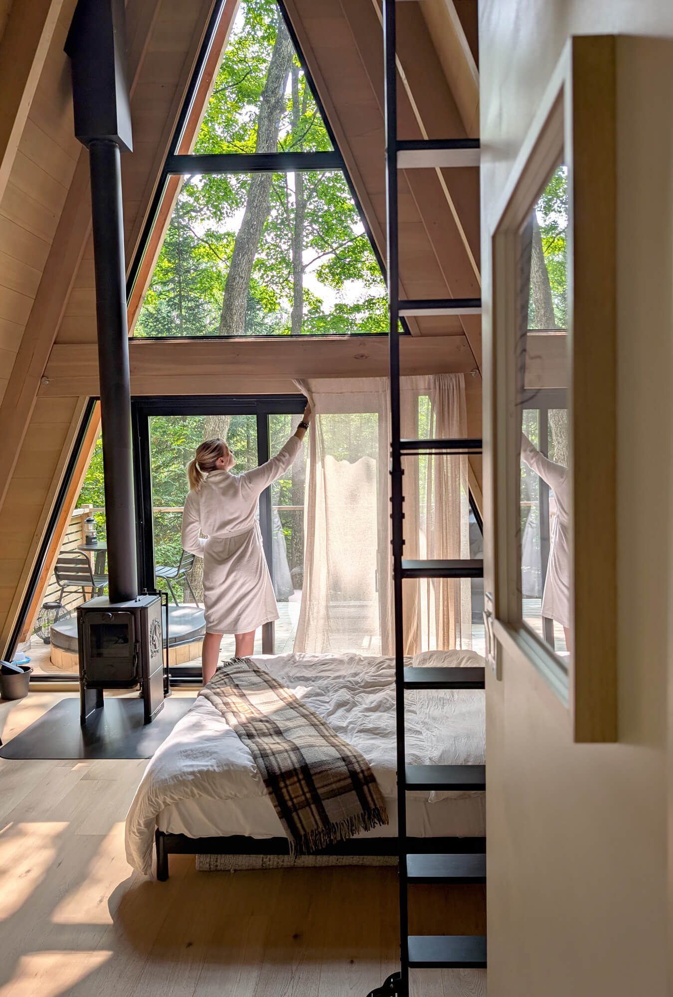 Lindz Moving the Curtains Inside Her A Frmae :: I've Been Bit! Travel Blog